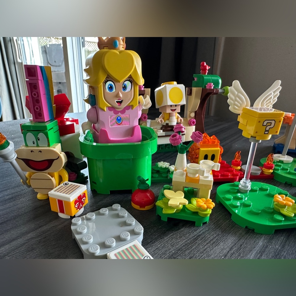 LEGO Super Mario Adventure Set 71403, Retired. Complete Set INCLUDES Peach
